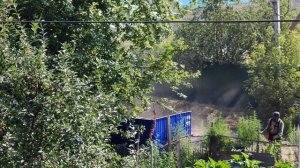 В деревне косят траву, счастливая жизнь в деревне