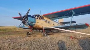 Секрет аэродрома: Запуск самолета с помощью трактора.