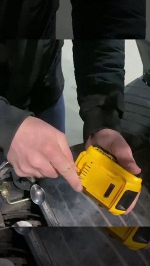 Как помочь авто аккумулятору с помощью шуруповерта.