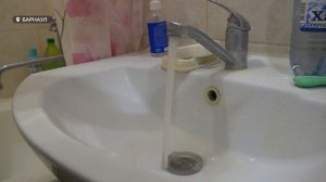 Жители нескольких многоэтажек в Барнауле вынуждены добывать воду в теплый сезон