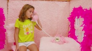 Крис и его друзья украшают игровые домики для детей