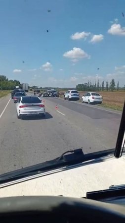 Около поселка Дивный на трассе Ростов-Таганрог, автомобили раздавило и раскидало в результате ДТП.