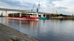 "Мустай Карим".
В Морском канале в закатных лучах Петербургского солнца.