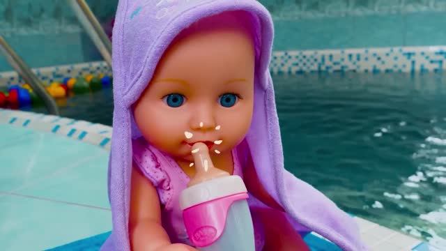 БЭБИ БОН Играет ЛЕТОМ НА УЛИЦЕ, Купается в Бассейне, Катается на аттракционах мультики для детей 0+ смотреть онлайн