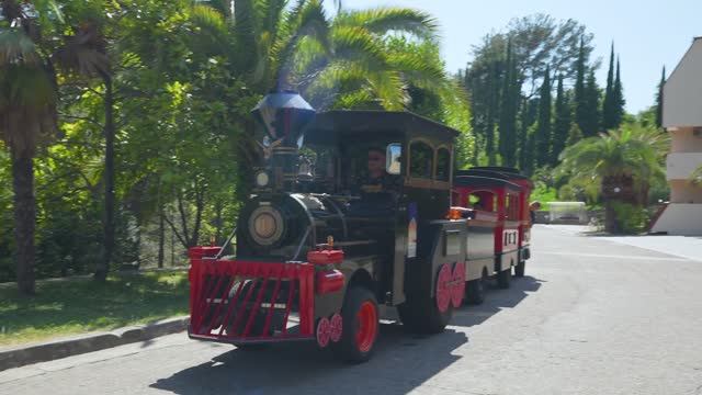 Паровозиком на пляж смотреть онлайн