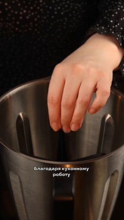 Медовик с карамельно-сметанным кремом и клюквенным конфи