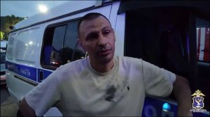 В Горно-Алтайске полицейский помог мужчине эвакуироваться из горящей квартиры с титрами