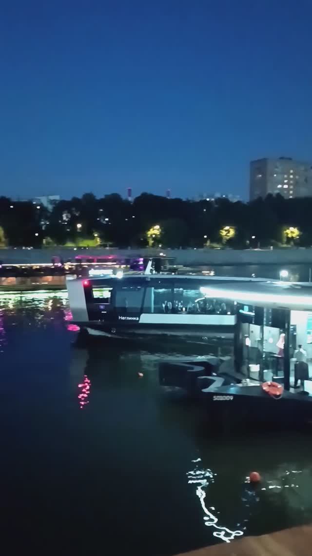 Пристань Краснопресненский парк. Москва-Сити ночью. Москва17.07.2025 (22:05). м.Деловой центр.