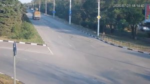 Водитель крана-манипулятора устроил массовый обрыв троллейбусных проводов в Волгодонске.