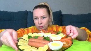 Мукбанг завтрак, сосиски, вареные яйца, овощи. Еда на камеру.