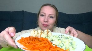 Мукбанг куриные фрикадельки, салтик, морковка по корейски. Еда на камеру.