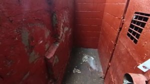 В Заревом проезде двое пенсионеров пришли посидеть на парапете в подвал, но закончилось трагедией