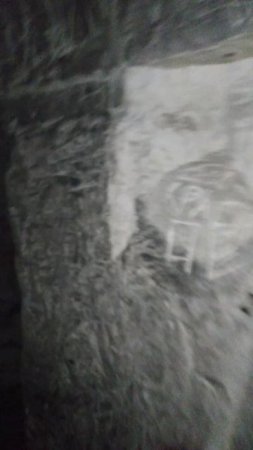 Темно и страшно в меловом пещереом храме вход  засыпан на половину