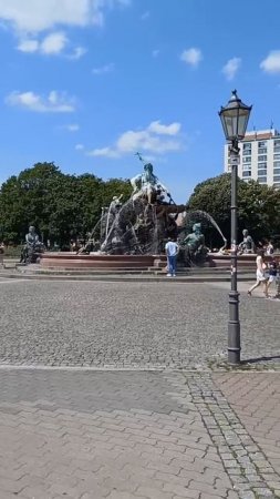 Фонтан Бога Нептуна в  центре Берлина. Путешествие Александры Довгаь по Европе. Мир Универсологии