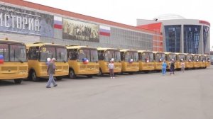 Виталий Хоценко передал 51 новый школьный автобус для образовательных учреждений Омской области