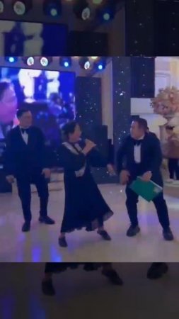 61-летняя бабуля на казахской свадьбе