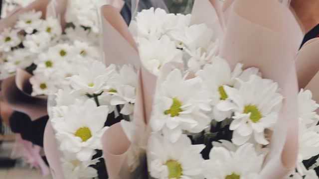 Букеты ромашек и праздничные открытки от полицейских получили жители и гости Челябинска в День семьи