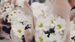 Букеты ромашек и праздничные открытки от полицейских получили жители и гости Челябинска в День семьи