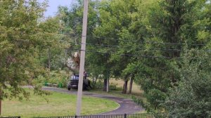 Уборка деревьев возле школы, счастливая деревенская жизнь