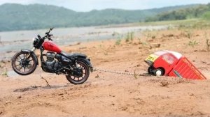 Тата Эйс застрял в яме, вытаскивая велосипед RoyaL Enfield 350 | Чота Хати | мини-пикап | игрушку