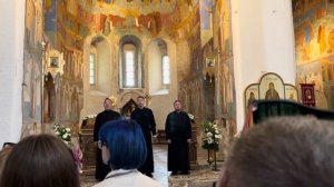 214. Спасо-Евфимиев монастырь в Суздале, монахи поют.