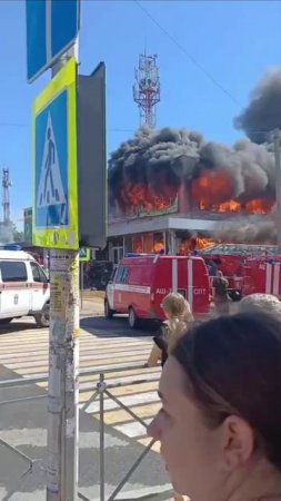 Спасатель погиб при тушении крупного пожара в ТЦ в Ростовской области