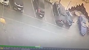 Машины ушли под землю на парковке в Новой Туре недалеко от Казани. Из-за сильных ливней размыло.