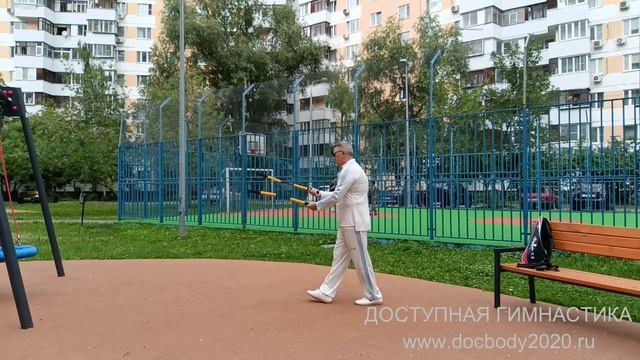 Разминочные упражнения с тренировочными нунчаку (14)