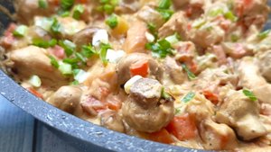 Кабачки с курицей и грибами в сметанном соусе на сковороде