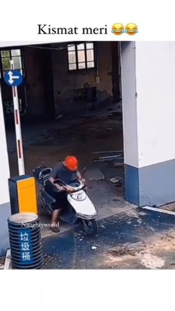 Говорят он все еще пытается выехать 😂