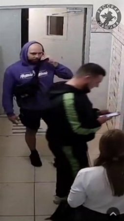 Странный мужчина приставал к детям, предлагал им сладости, поджидал в подъездах !!!