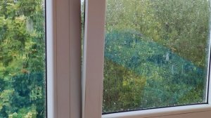 За окном идет дождь, дождливый день в деревне, уютная и счастливая деревенская жизнь