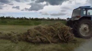 Толкаем сено сеноволокушей. Успеем ли до дождя?