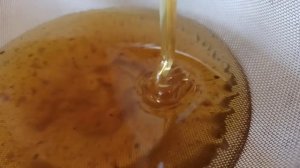 Зрелый мёд ложится горкой(свежий мед)!