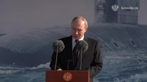 В Северодвинске Президент принял участие в церемонии подъёма военно-морского флага на атомном под...