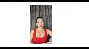 Женщина в красном декольте говорит что не нужно быстро отвечать на сообщение мужчины