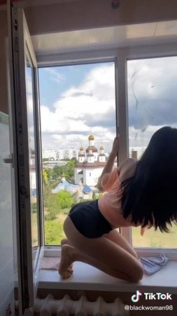 Спортивная красавица в черных шортиках показала как правильно мыть окно