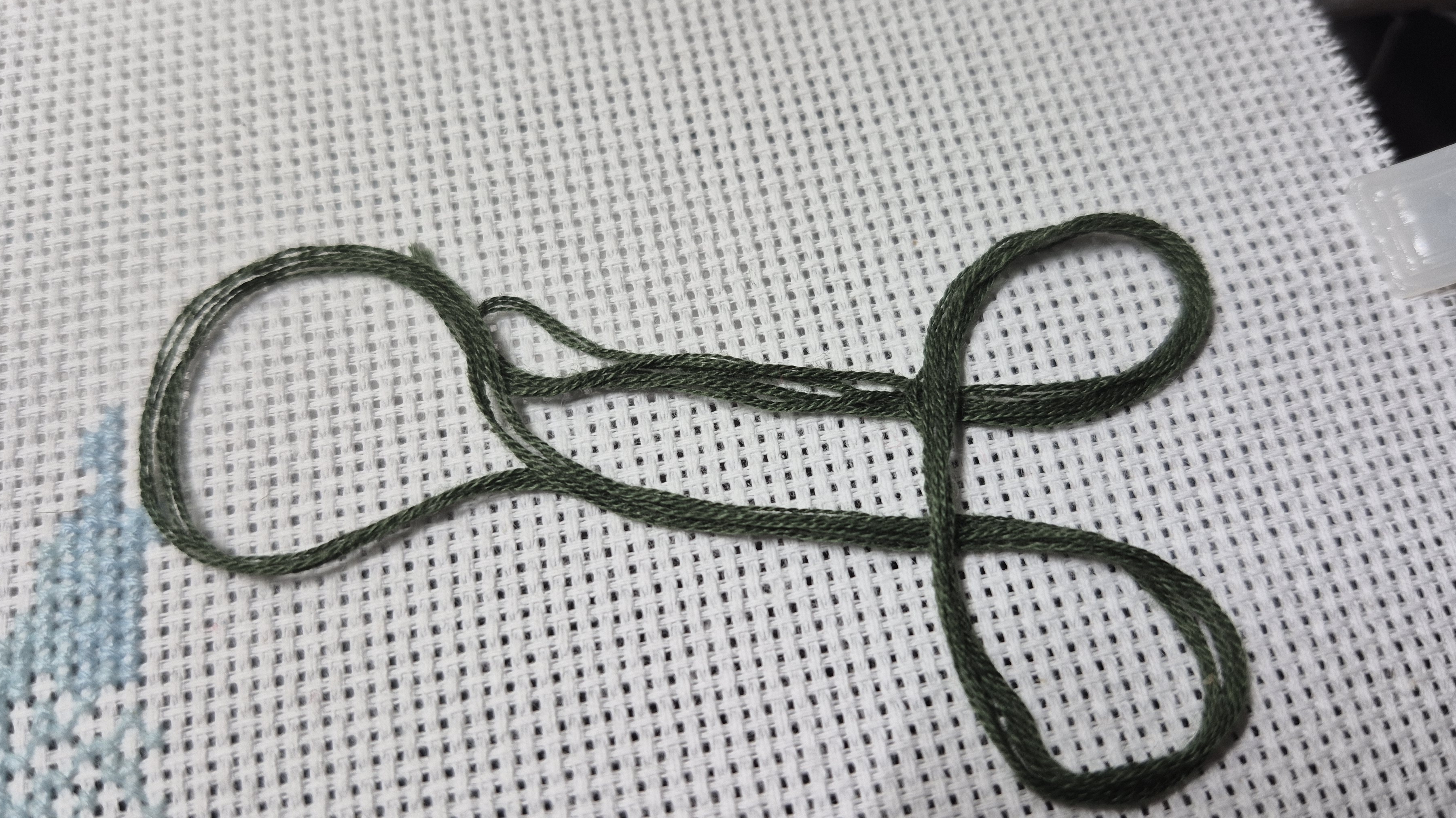 Вышивка крестиком. На первью есть фигура из ножниц, это то на чем я вертел бекстич смотреть онлайн