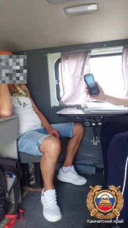Пьяный водитель со змеёй на шее приехал жаловаться полицейским, что его лишили прав !!!