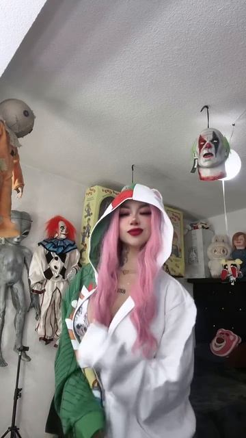 Девушка с розовыми волосами смотреть онлайн