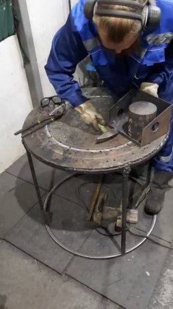 Изготовил крепление под аккумулятор.