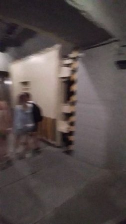 Огромные 10 тонные гермоворота в секретном бункере