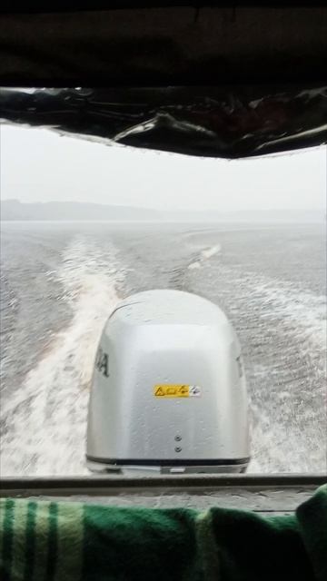 на лодке под дождём.#shorts смотреть онлайн