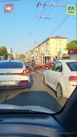 Едут на красный свет прямо перед машинами и людьми. Велосипедисты, самокатчики, машины...