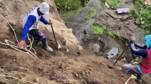 Строительство, шахтёры сбивают камни и песок со стен карьера