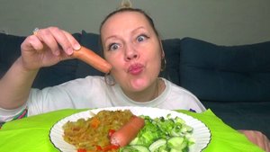 Мукбанг капуста тушеная, сосиски любимки, салат овощной. Еда на камеру.