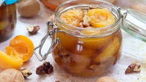 Абрикосовое варенье с грецкими орехами