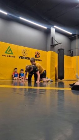 Юные борцы учат новые приёмы, пока их соперники отдыхают