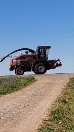 Комбайн едет по дороге