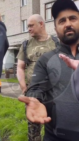 В Подмосковье обнаглевший приезжий "трудолюб" перекрыл машиной проезд и оскорбил женщин !!!